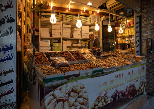 Dates for sale in a market, Mecca province, Taïf, Saudi Arabia