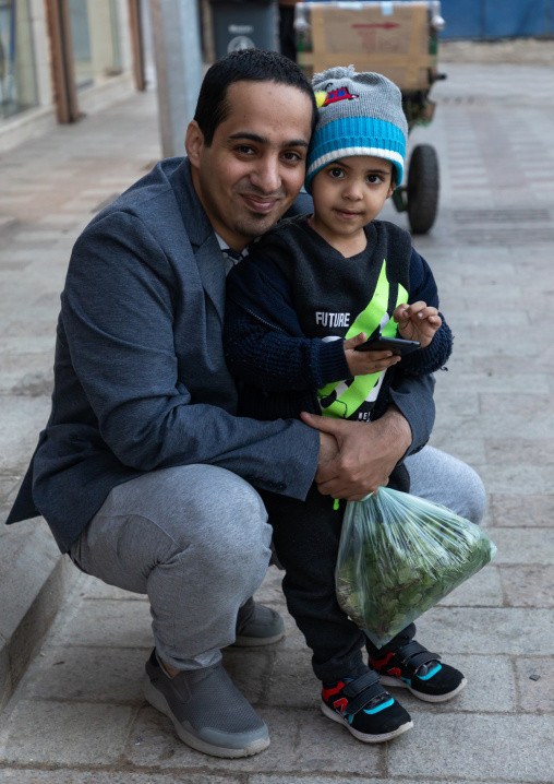 Portrait of a father with his son, Mecca province, Taïf, Saudi Arabia