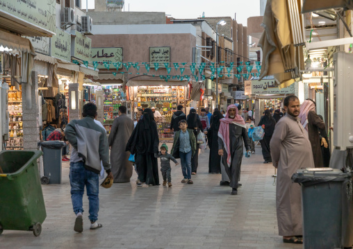 Saudi people in the souq, Mecca province, Taïf, Saudi Arabia