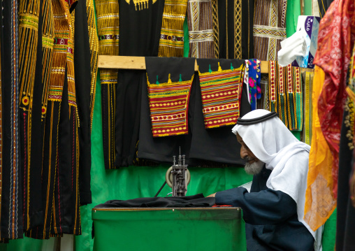 Saudi tailor using a sewing machine to make embroideries, Mecca province, Taïf, Saudi Arabia