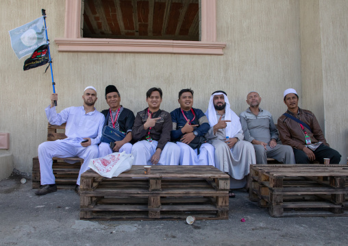 Group of indonesian pilgrims back from hajj, Mecca province, Taïf, Saudi Arabia