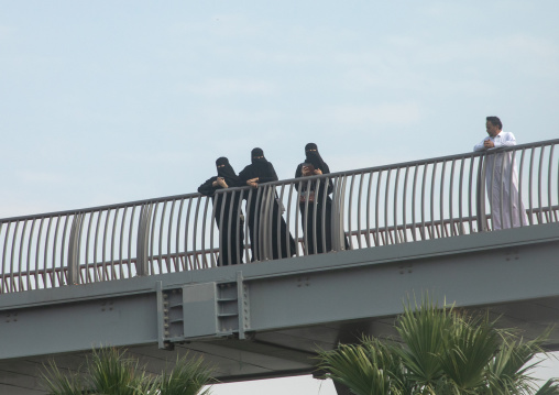Saudi women in niqabs looking over a bridge, Mecca province, Jeddah, Saudi Arabia