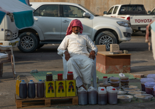 Saudi man selling honey and honeycombs on a market, Asir province, Muhayil, Saudi Arabia