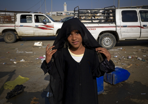 Yemeni refugee girl in a souk, Jizan Province, Sabya, Saudi Arabia