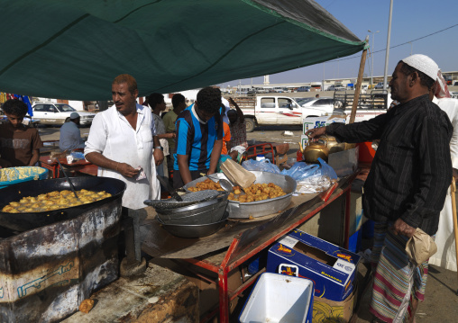 Saudi man selling food in a market, Jizan Province, Sabya, Saudi Arabia