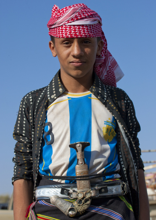 Portrait of a saudi man with a Jambyia, Jizan province, Addayer, Saudi Arabia