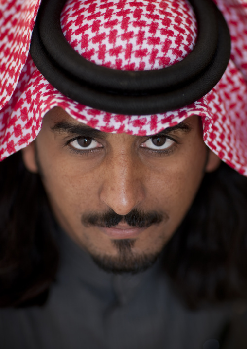 Portrait of a saudi man wearing a keffieh, Najran Province, Najran, Saudi Arabia