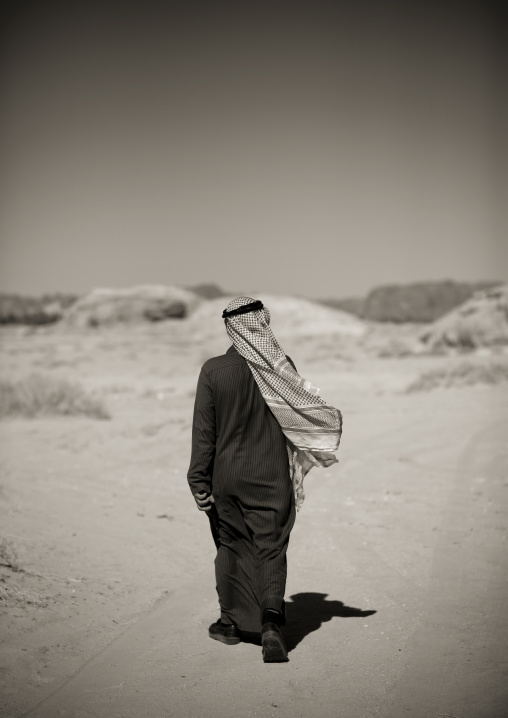 Rear view of a saudi man in the desert, Al Madinah Province, Alula, Saudi Arabia