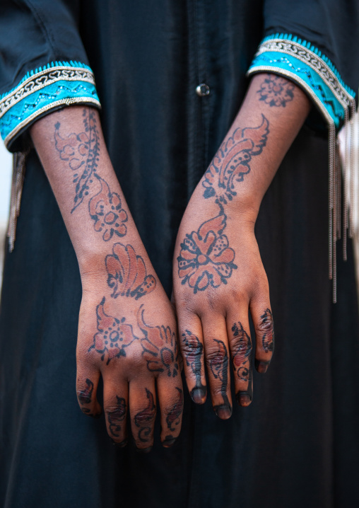 Henna tattoo on somali refugee girl hands, Hijaz Tihamah region, Jeddah, Saudi Arabia