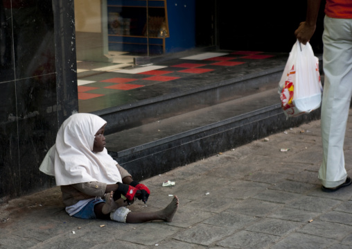 Somali refugee girl begging in the street, Mecca province, Jeddah, Saudi Arabia
