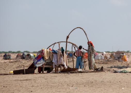 Family building a somali hut called aqal in the desert, Awdal region, Lughaya, Somaliland