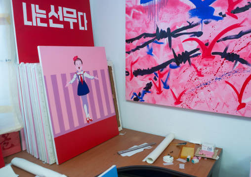 Sun mu artist paintings in his workshop, National capital area, Seoul, South korea
