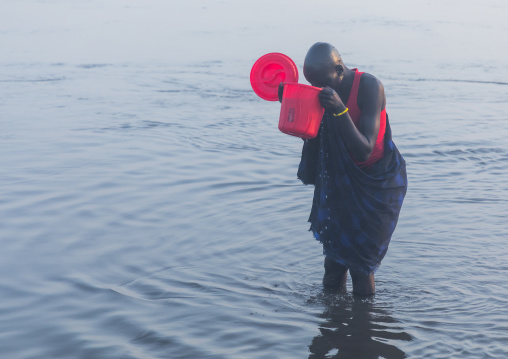 Mundari tribe woman drinking river Nile water, Central Equatoria, Terekeka, South Sudan