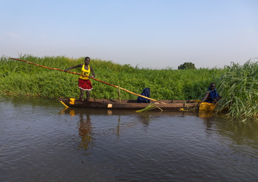 Mundari tribe women rowing in a boat on river Nile, Central Equatoria, Terekeka, South Sudan