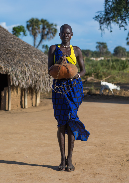 Portrait of a Mundari tribe woman holdiung a calabash, Central Equatoria, Terekeka, South Sudan