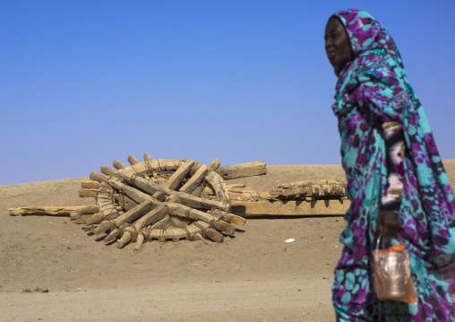 Sudan, Northern Province, Delgo, nubian woman passing in front of an old well
