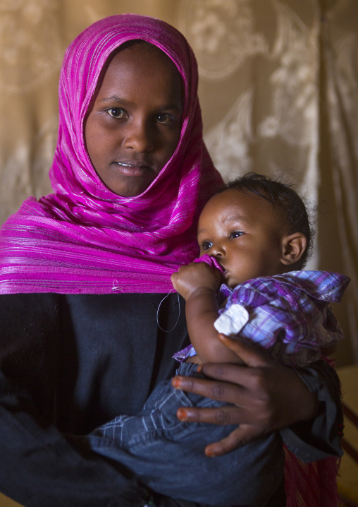 Sudan, Kush, Bagrawiyah, nubian girl holding a baby