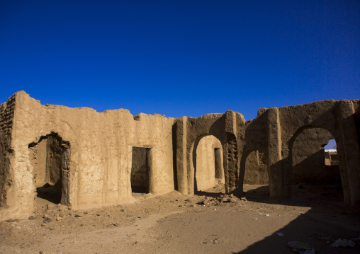 Sudan, River Nile, Al-Khandaq, abandonned mud brick house al-khandaq
