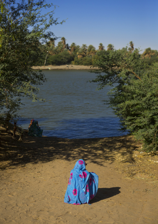 Sudan, Nubia, Tumbus, woman in fr'ont of nile river
