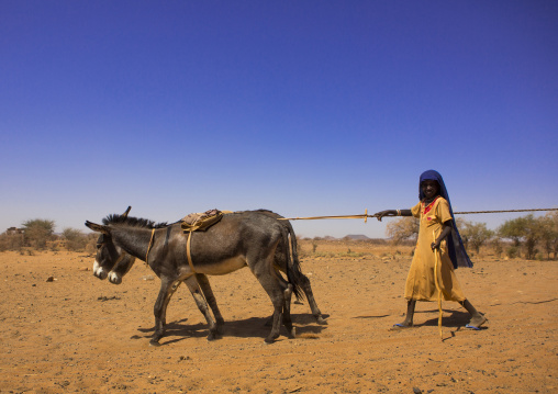 Sudan, Nubia, Naga, people taking water from a well in the desert