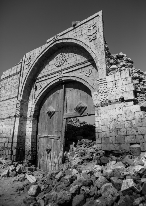 Sudan, Port Sudan, Suakin, wodden door in the middle of a ruined ottoman coral buildings