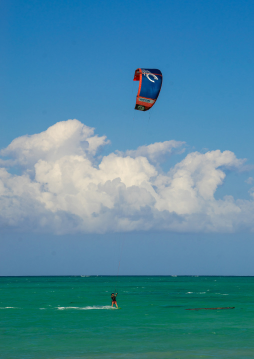 Tanzania, Zanzibar, Jambiani, kite surfer