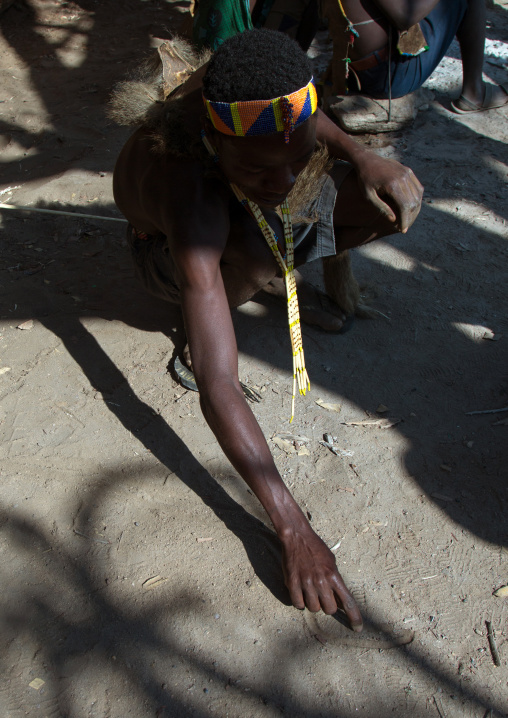 Tanzania, Serengeti Plateau, Lake Eyasi, hadzabe tribe man drawing a mamba snake