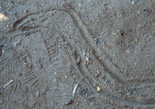 Tanzania, Serengeti Plateau, Lake Eyasi, mamba snake drawing in the sand by a hadzabe tribe man