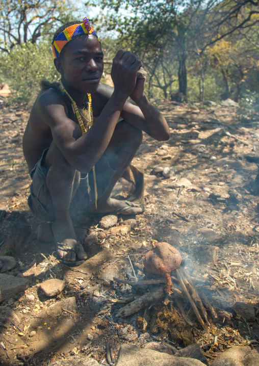 Tanzania, Serengeti Plateau, Lake Eyasi, hadzabe tribe cooking plant root