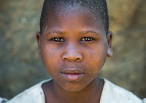 Tanzania, Serengeti Plateau, Lake Eyasi, hadzabe tribe girl