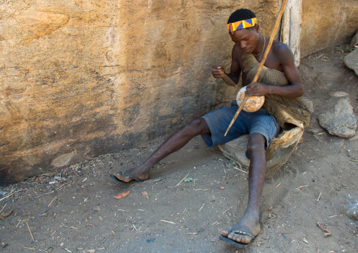 Tanzania, Serengeti Plateau, Lake Eyasi, hadzabe tribe man paying music