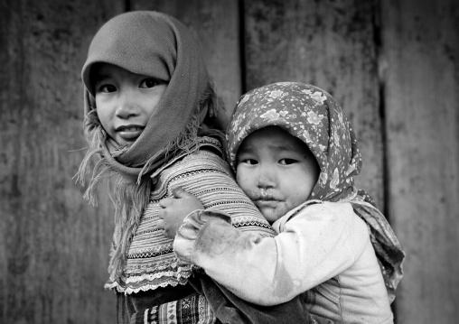 Flower hmong girl carrying a younger one on her back, Sapa, Vietnam