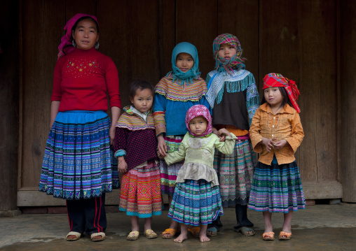Flower hmong mother with the girls of the family, Sapa, Vietnam