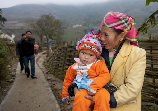 Giay woman with her baby in her arms, Sapa, Vietnam