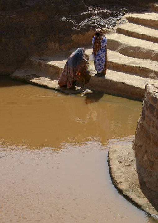 Women Fetching Water At The Cistern, Ina, Yemen