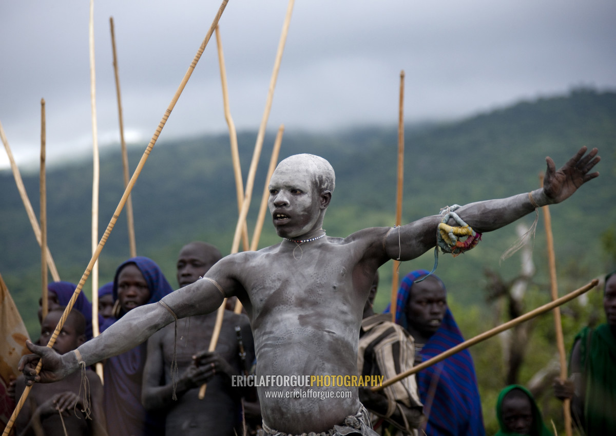 Палочные бои в эфиопии. Народ динка в судане фото. Бой донга. Бои на палках племени сурма. Бой донга.