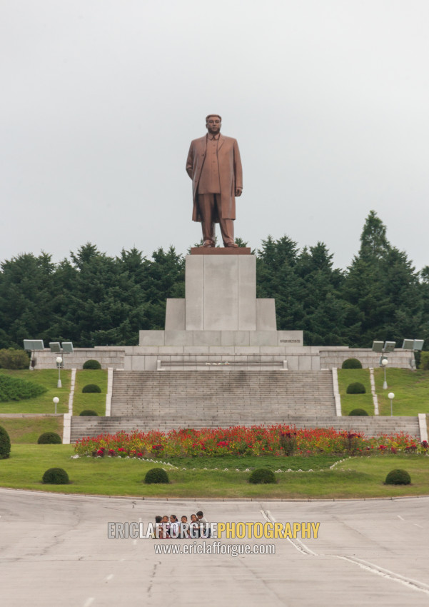 ERIC LAFFORGUE PHOTOGRAPHY - North Korean children sit in front of Dear ...