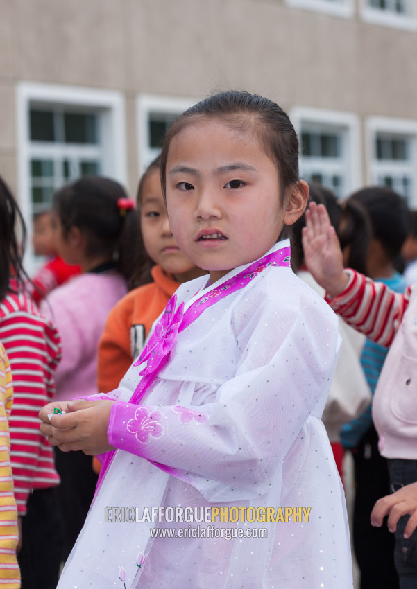 ERIC LAFFORGUE PHOTOGRAPHY - North Korean girl in choson-ot in a school ...