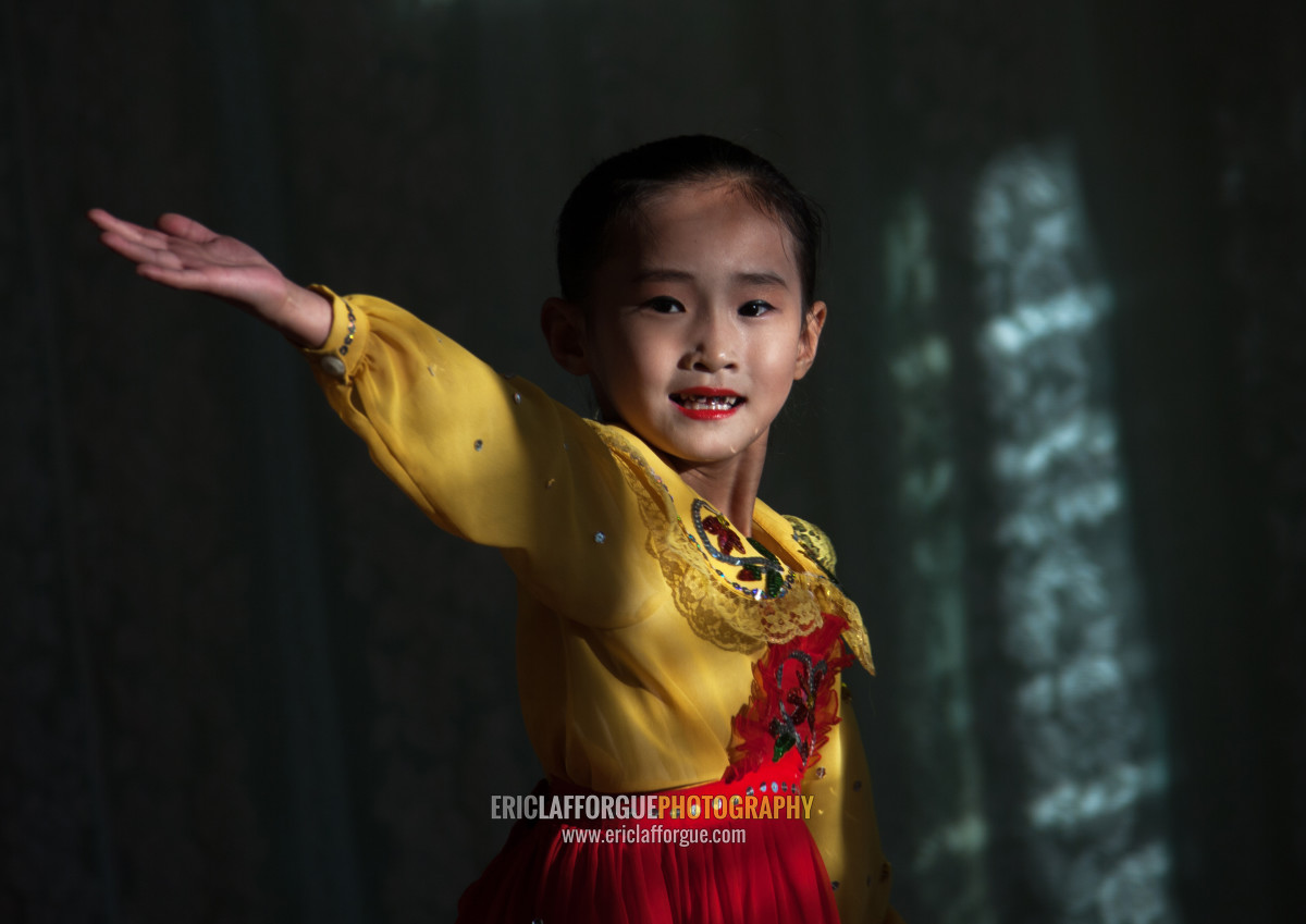 ERIC LAFFORGUE PHOTOGRAPHY - Portrait of a North Korean little girl in ...