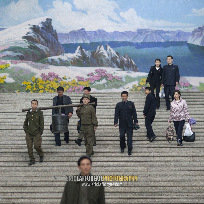 ERIC LAFFORGUE PHOTOGRAPHY - North Korean people entering Yonggwang ...