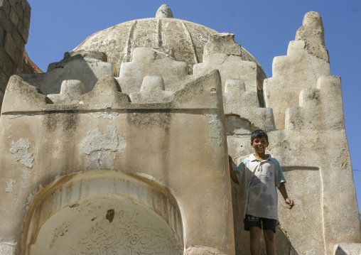Yemeni boy in a mosque, Dhamar Governate, Dhamar, Yemen