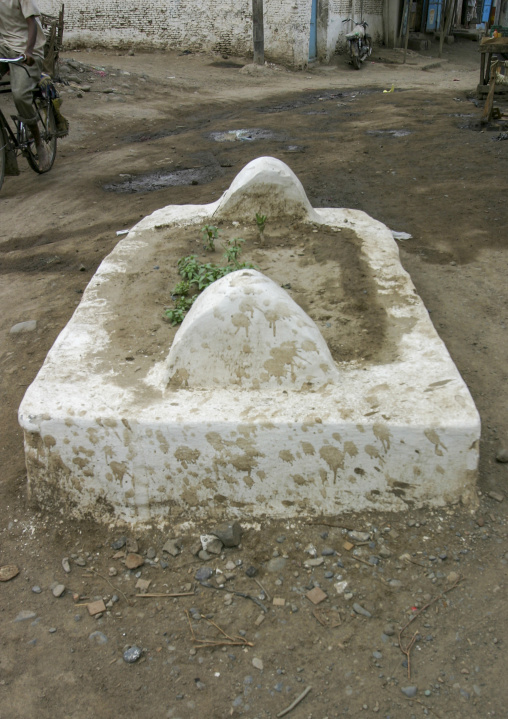 Grave in the middle of the street, Al Hudaydah Governorate, Zabid, Yemen