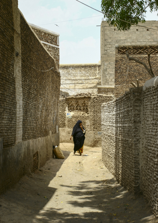 Yemeni woman in the streets of the old town, Al Hudaydah Governorate, Zabid, Yemen