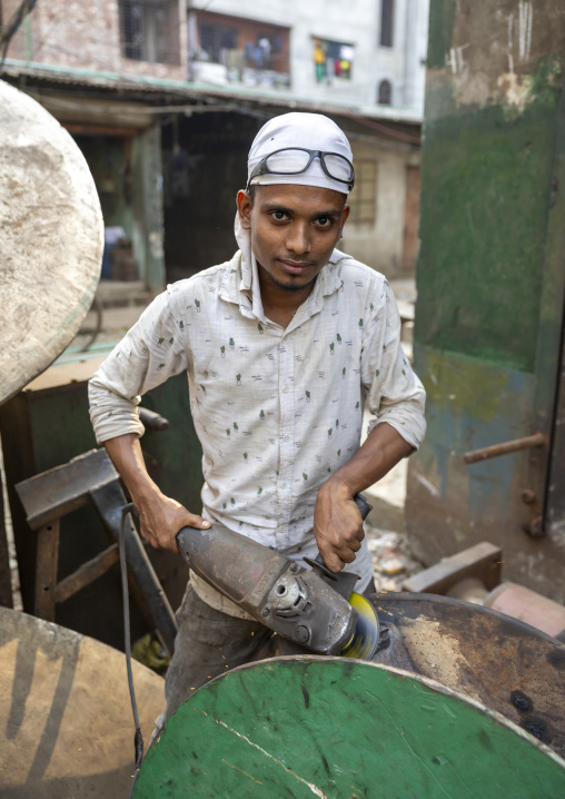Bangladeshi worker at Dhaka shipyard, Dhaka Division, Keraniganj, Bangladesh
