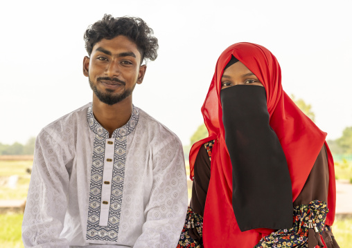 Portrait of a bangladeshi muslim couple, Rajshahi Division, Badalgachhi, Bangladesh