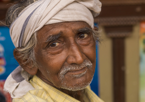 Old indian wearing a turban, Tamil Nadu, Madurai, India