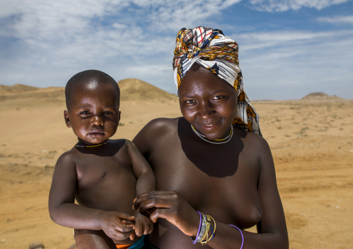 Mucuroca woman with her baby in her arms, Cunene Province, Sao Joao Do Sul, Angola