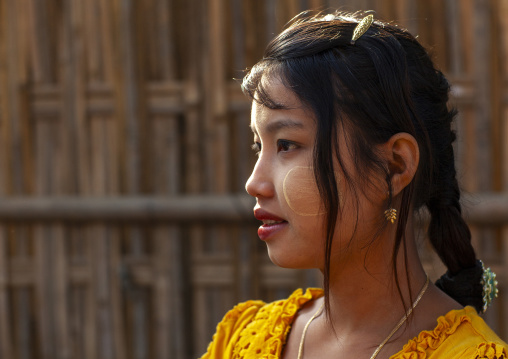 Girl with thanaka on the face, Rakhine state, Mrauk U, Myanmar