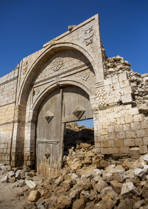 Sudan, Port sudan, Suakin, Wodden door in the middle of a ruined ottoman coral buildings