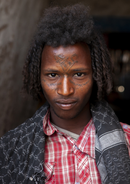 Afar tribe man with curly hair and facial tattoos, Afar Region, Assayta, Ethiopia